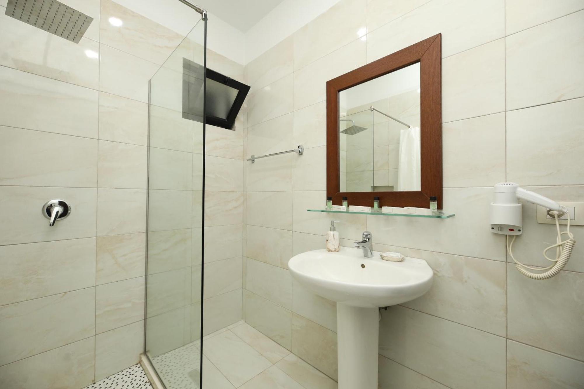 Hotel Salvadore Vlorë Esterno foto