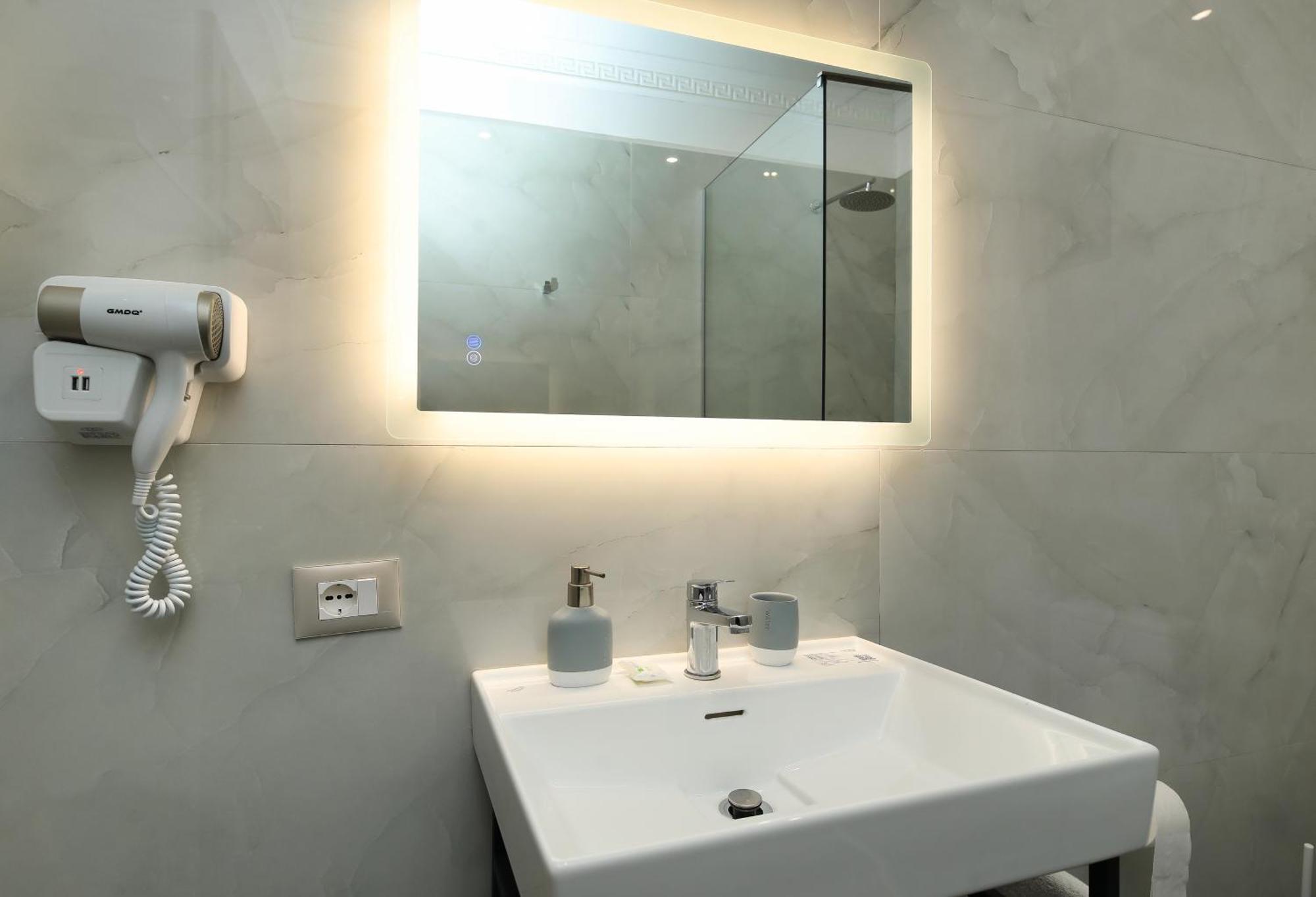 Hotel Salvadore Vlorë Esterno foto